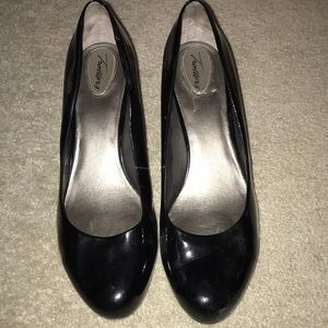 Black pumps